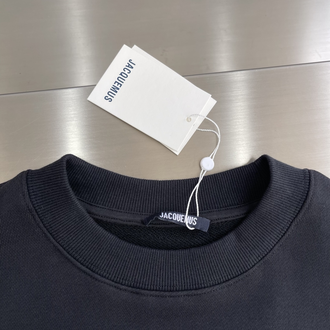 

-法国新锐设计师品牌Jacquemus，被称作是“法系新浪潮设计的代表”，出其不意的视角展现法式美学