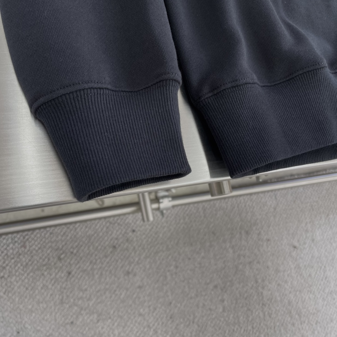 

-法国新锐设计师品牌Jacquemus，被称作是“法系新浪潮设计的代表”，出其不意的视角展现法式美学