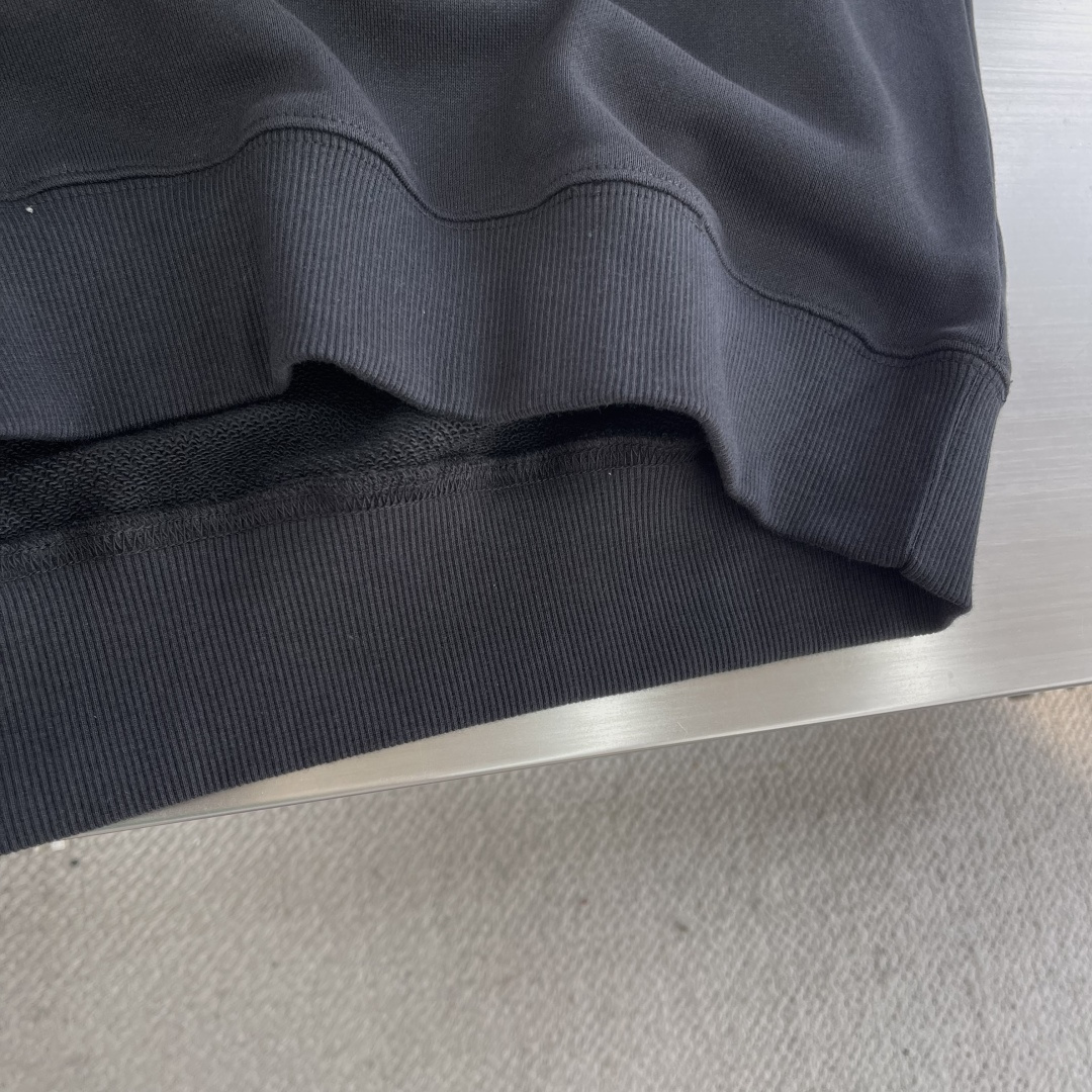 

-法国新锐设计师品牌Jacquemus，被称作是“法系新浪潮设计的代表”，出其不意的视角展现法式美学