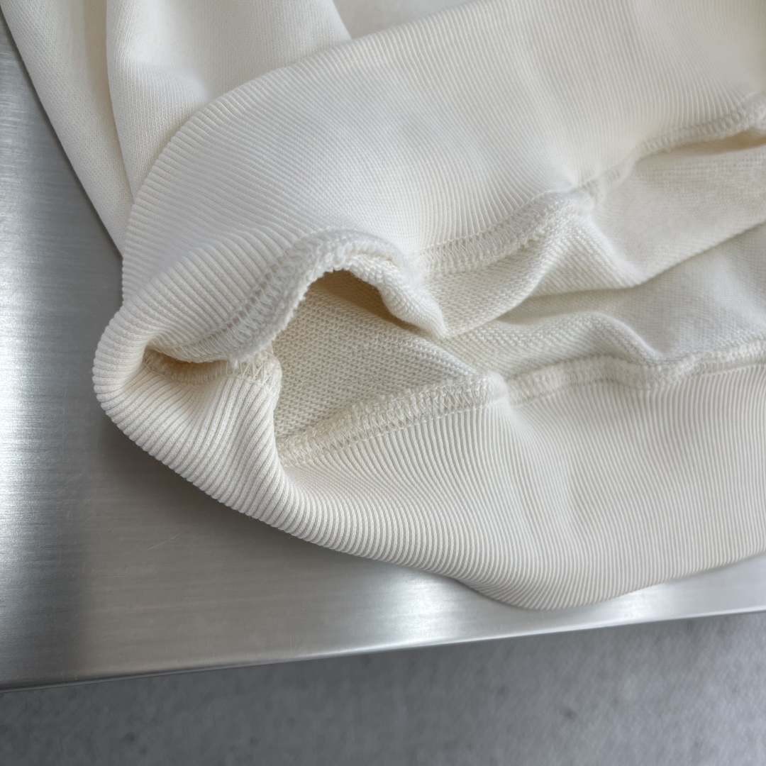 

-法国新锐设计师品牌Jacquemus，被称作是“法系新浪潮设计的代表”，出其不意的视角展现法式美学