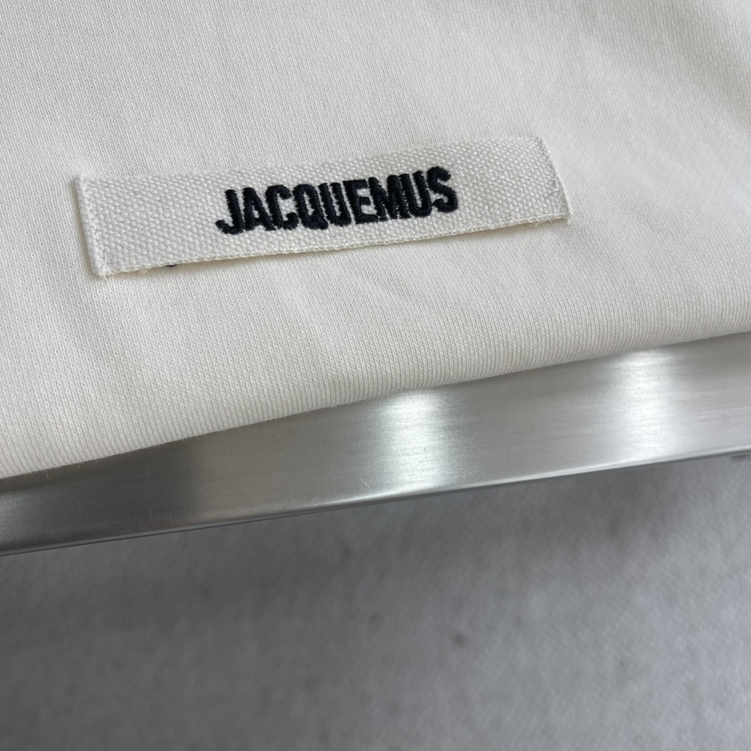 

-法国新锐设计师品牌Jacquemus，被称作是“法系新浪潮设计的代表”，出其不意的视角展现法式美学