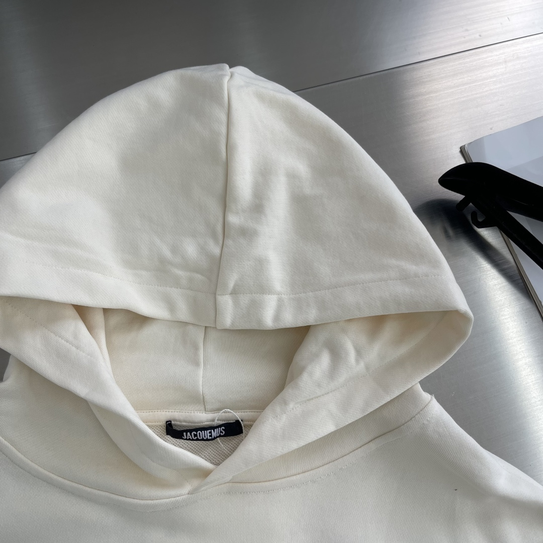 

-法国新锐设计师品牌Jacquemus，被称作是“法系新浪潮设计的代表”，出其不意的视角展现法式美学