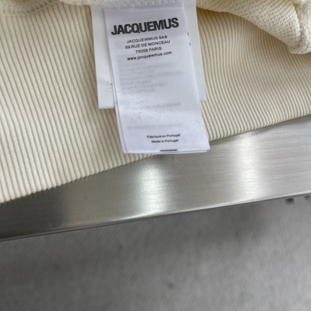 

-法国新锐设计师品牌Jacquemus，被称作是“法系新浪潮设计的代表”，出其不意的视角展现法式美学