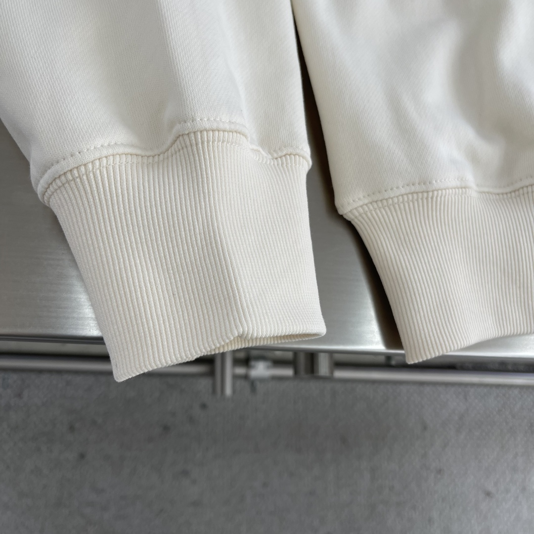 

-法国新锐设计师品牌Jacquemus，被称作是“法系新浪潮设计的代表”，出其不意的视角展现法式美学