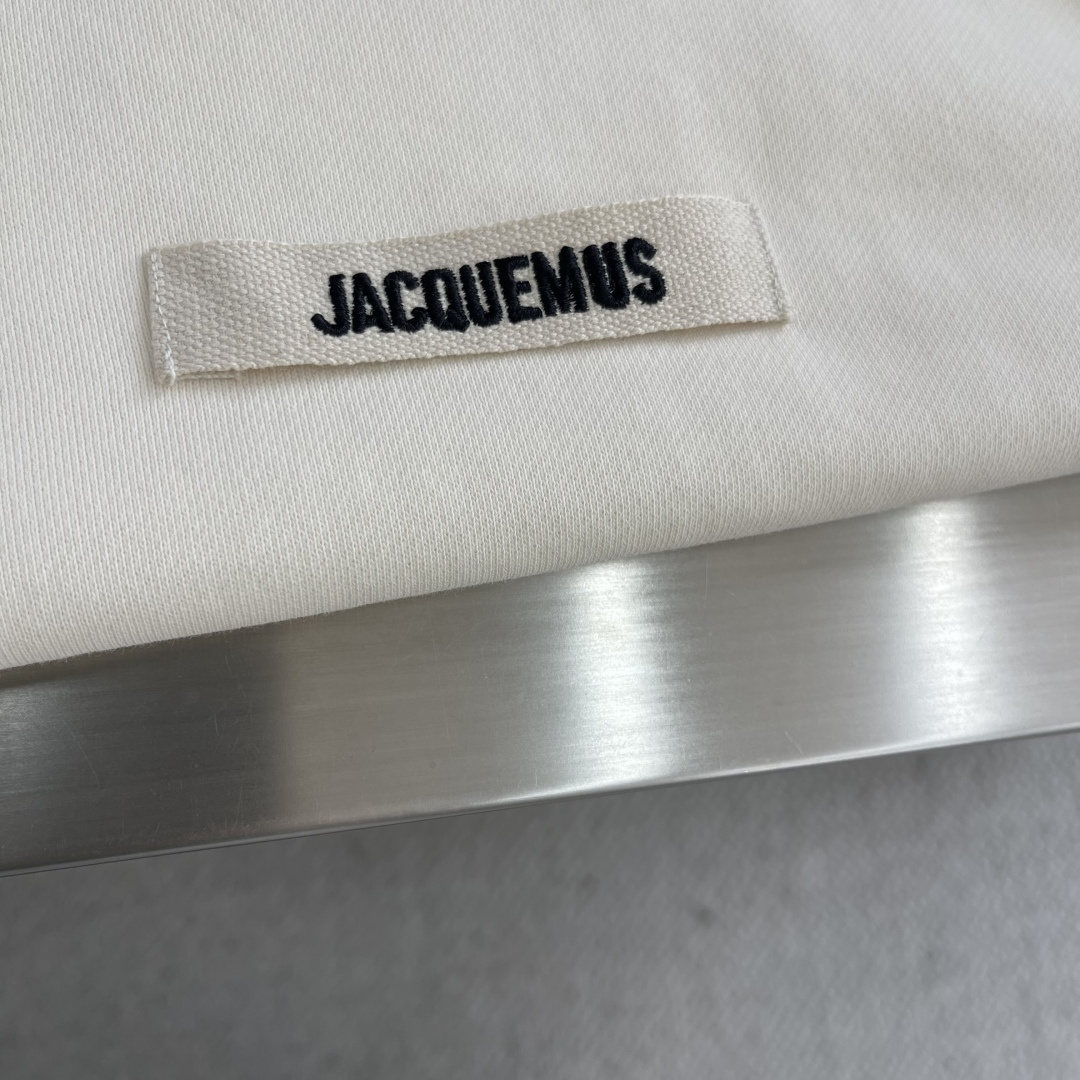 

-法国新锐设计师品牌Jacquemus，被称作是“法系新浪潮设计的代表”，出其不意的视角展现法式美学