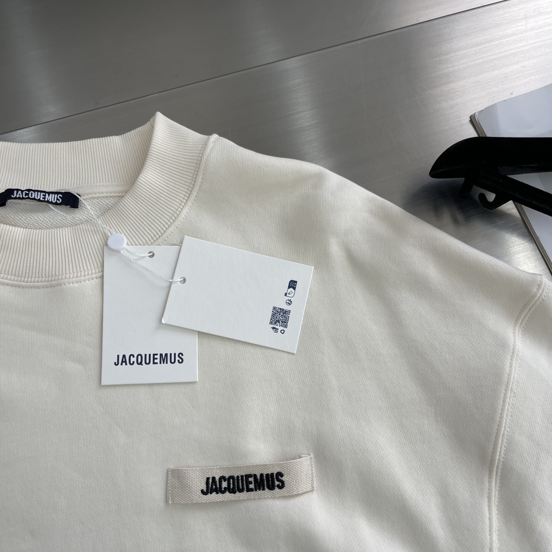 

-法国新锐设计师品牌Jacquemus，被称作是“法系新浪潮设计的代表”，出其不意的视角展现法式美学