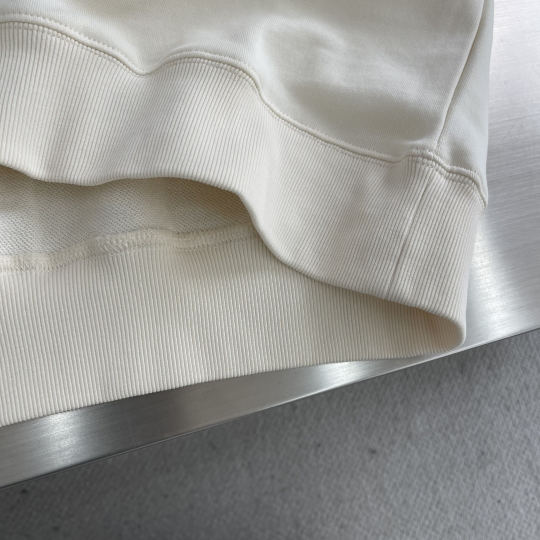 

-法国新锐设计师品牌Jacquemus，被称作是“法系新浪潮设计的代表”，出其不意的视角展现法式美学