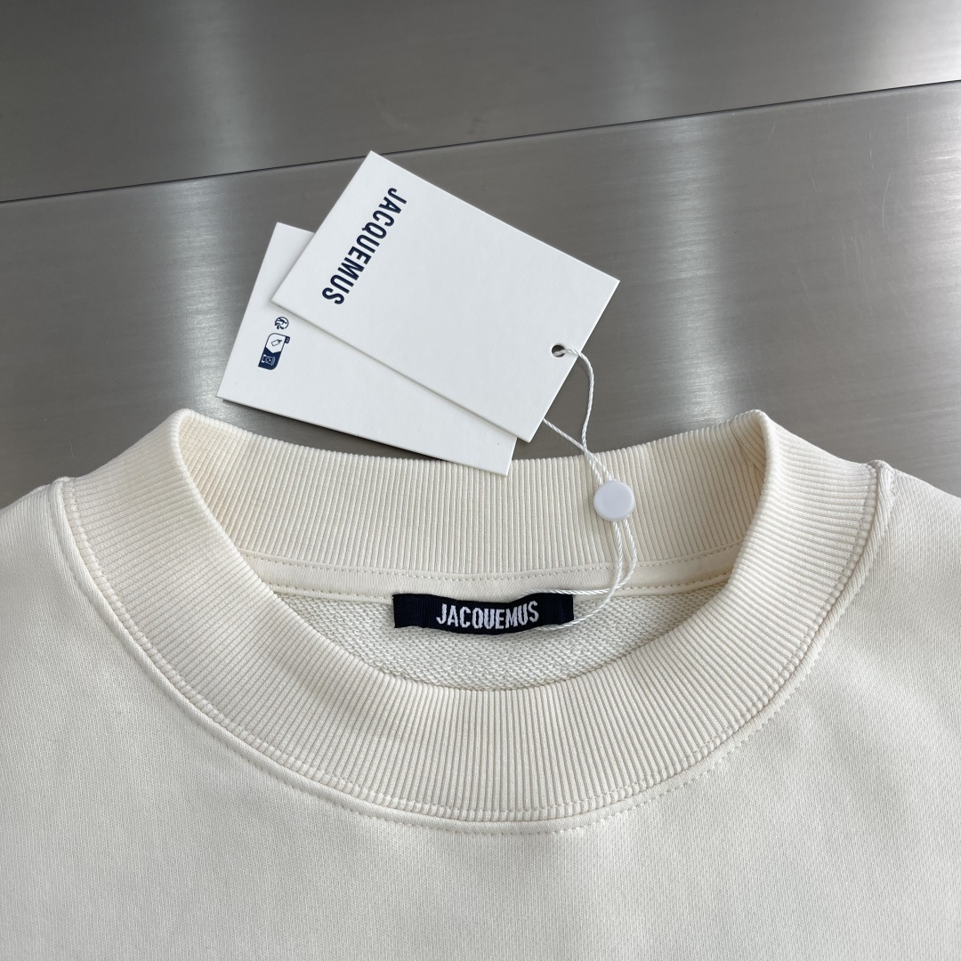 

-法国新锐设计师品牌Jacquemus，被称作是“法系新浪潮设计的代表”，出其不意的视角展现法式美学