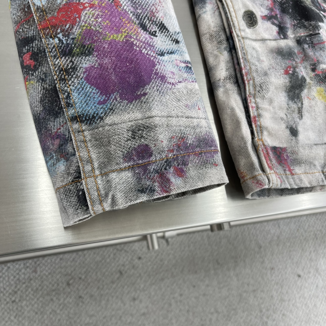 

-Acne Studio     25ss新款牛仔外套，由浅蓝色的刚性牛仔布制成，并带有有色和彩绘的