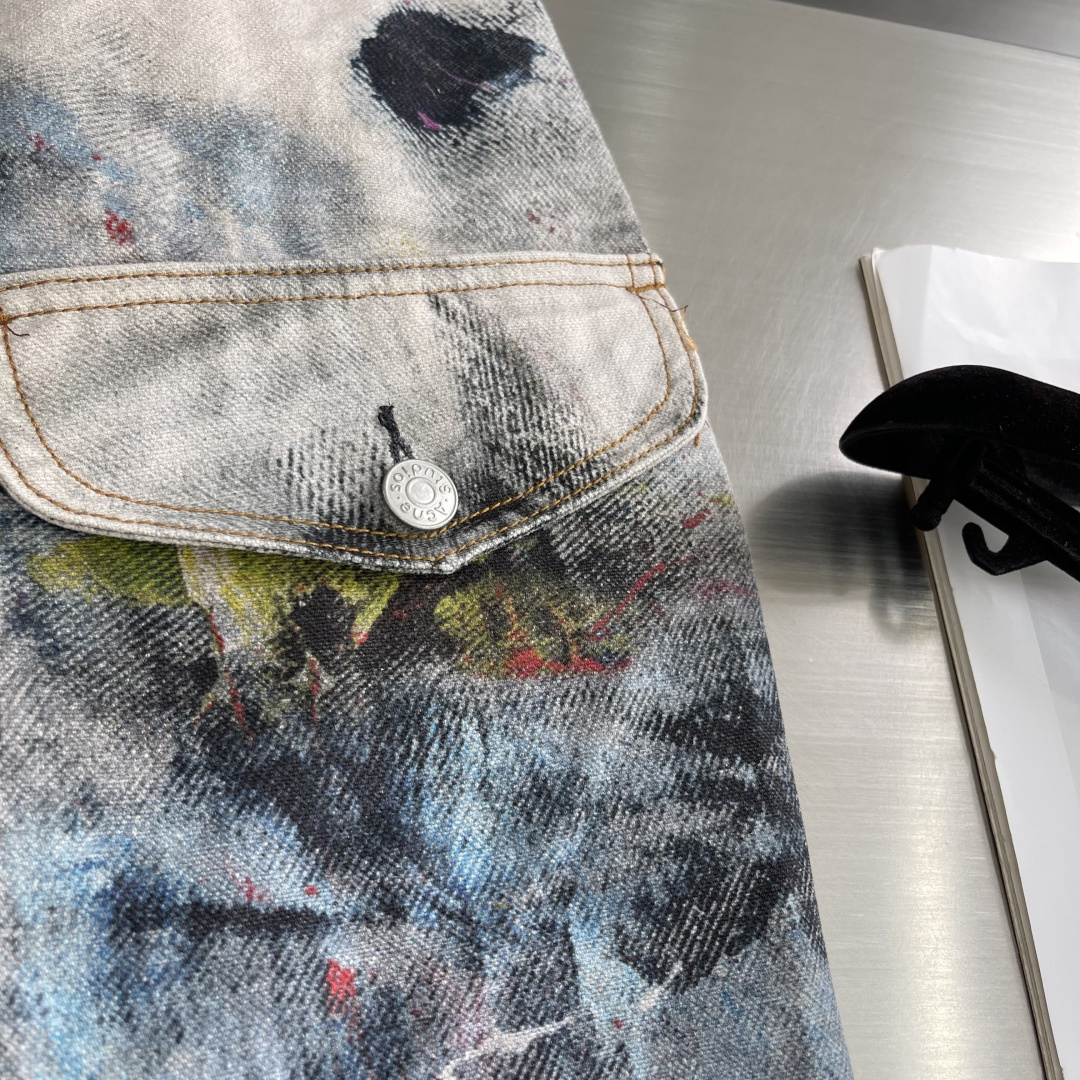 

-Acne Studio     25ss新款牛仔外套，由浅蓝色的刚性牛仔布制成，并带有有色和彩绘的