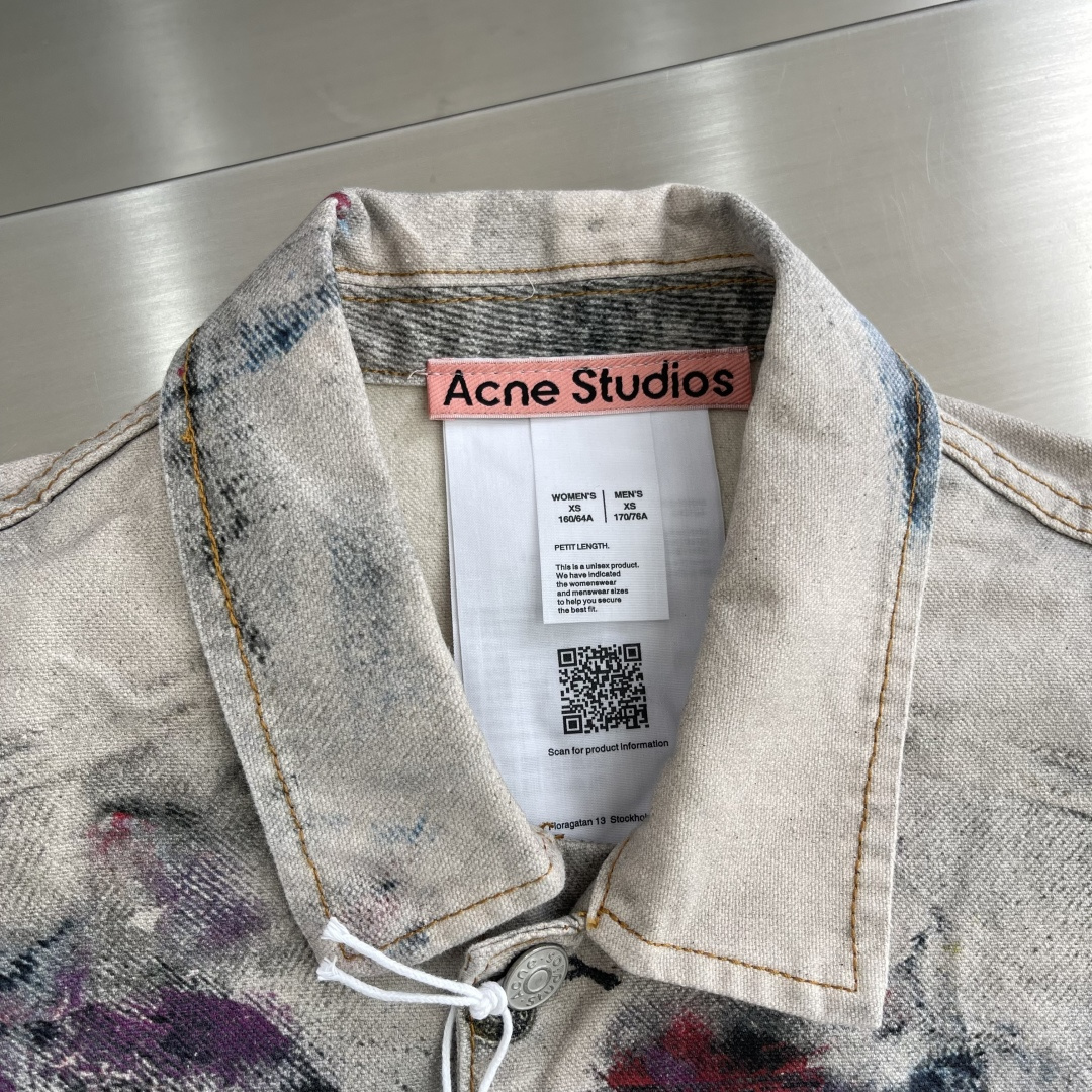 

-Acne Studio     25ss新款牛仔外套，由浅蓝色的刚性牛仔布制成，并带有有色和彩绘的