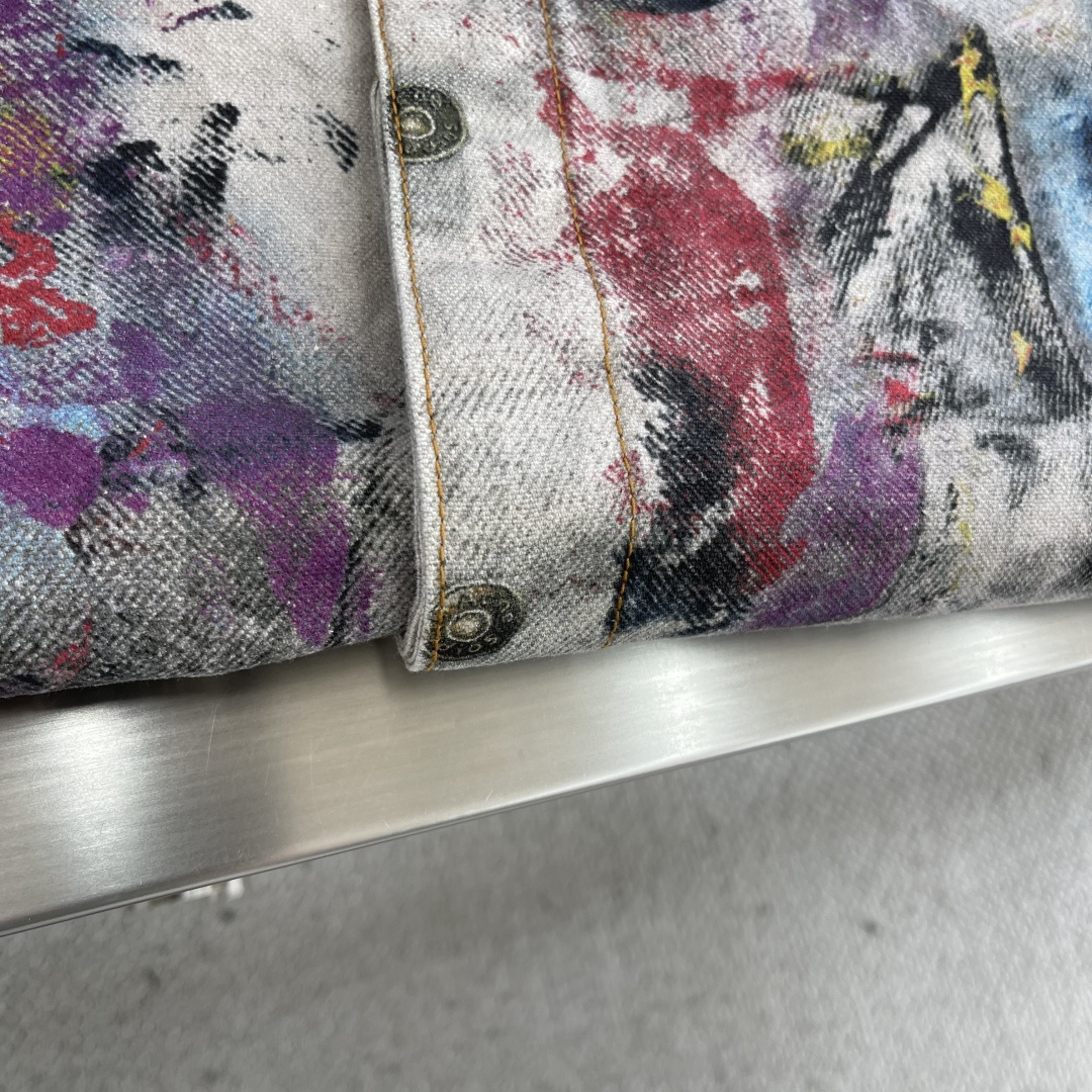 

-Acne Studio     25ss新款牛仔外套，由浅蓝色的刚性牛仔布制成，并带有有色和彩绘的