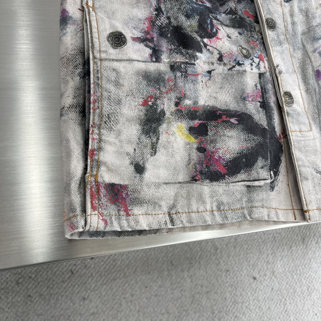 

-Acne Studio     25ss新款牛仔外套，由浅蓝色的刚性牛仔布制成，并带有有色和彩绘的