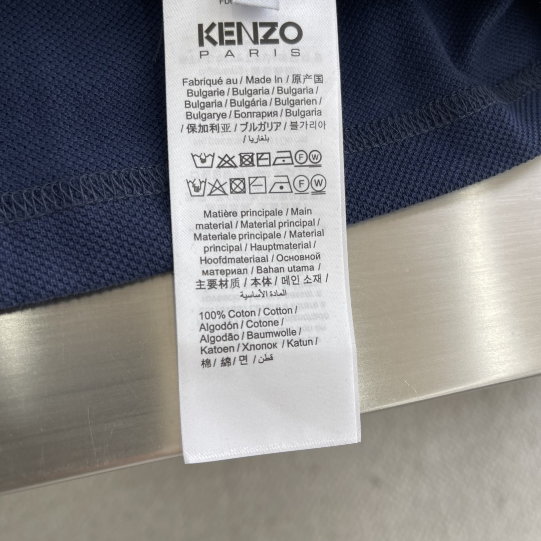 

-Kenz   2025春夏新款男士标识短袖Polo衫
延续经典商务休闲翻领POLO恤.该款Polo