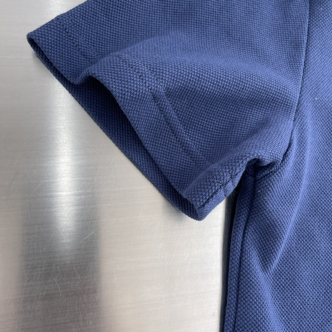 

-Kenz   2025春夏新款男士标识短袖Polo衫
延续经典商务休闲翻领POLO恤.该款Polo