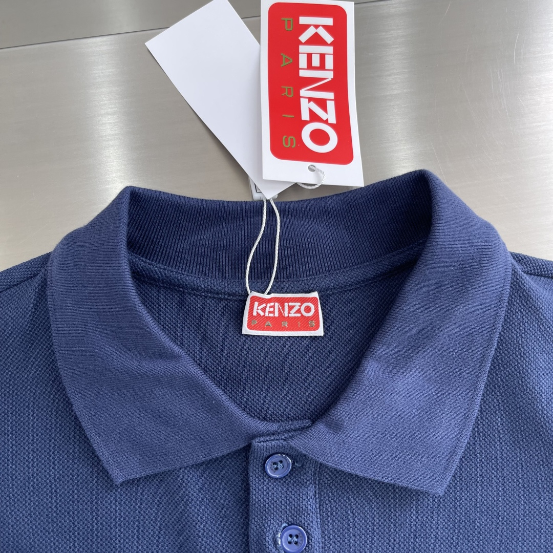 

-Kenz   2025春夏新款男士标识短袖Polo衫
延续经典商务休闲翻领POLO恤.该款Polo