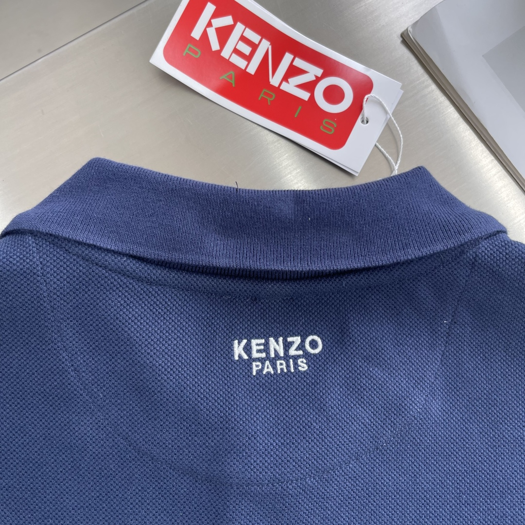 

-Kenz   2025春夏新款男士标识短袖Polo衫
延续经典商务休闲翻领POLO恤.该款Polo