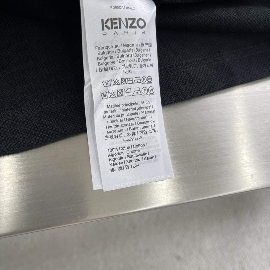 

-Kenz   2025春夏新款男士标识短袖Polo衫
延续经典商务休闲翻领POLO恤.该款Polo