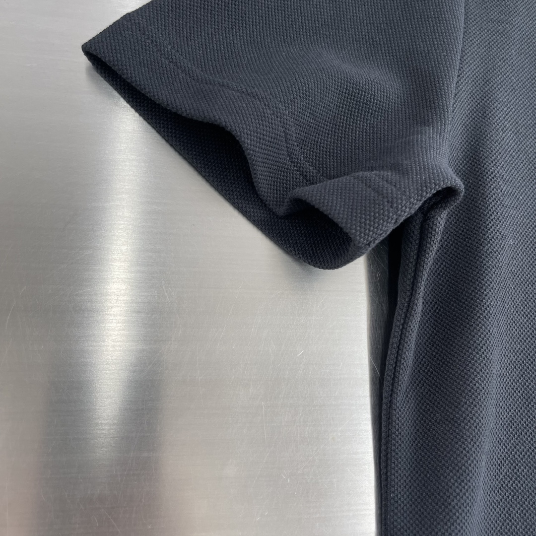 

-Kenz   2025春夏新款男士标识短袖Polo衫
延续经典商务休闲翻领POLO恤.该款Polo