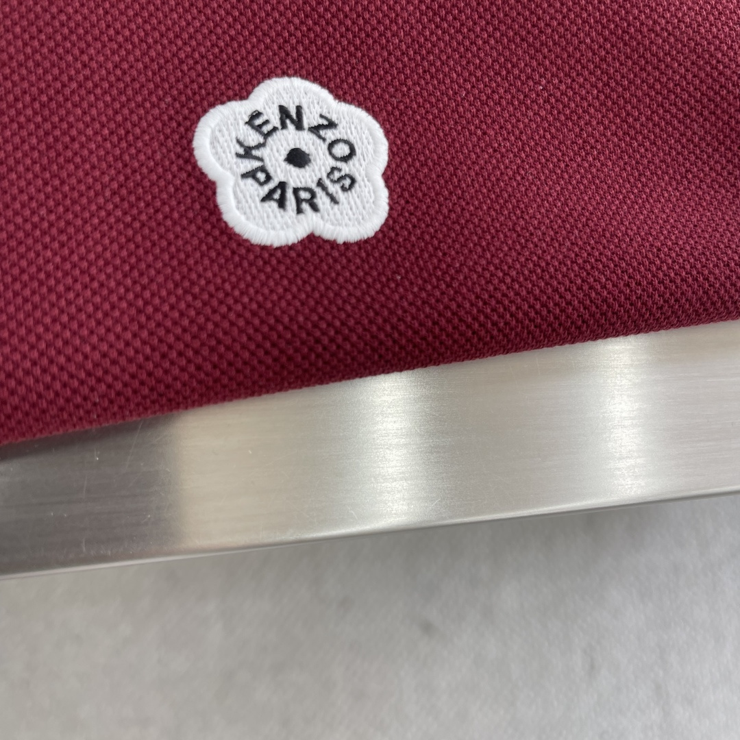 

-Kenz   2025春夏新款男士标识短袖Polo衫
延续经典商务休闲翻领POLO恤.该款Polo