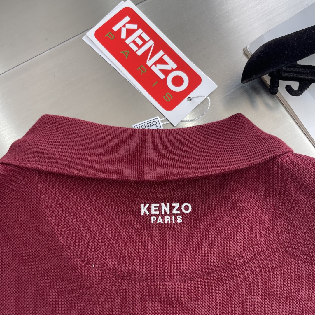 

-Kenz   2025春夏新款男士标识短袖Polo衫
延续经典商务休闲翻领POLO恤.该款Polo