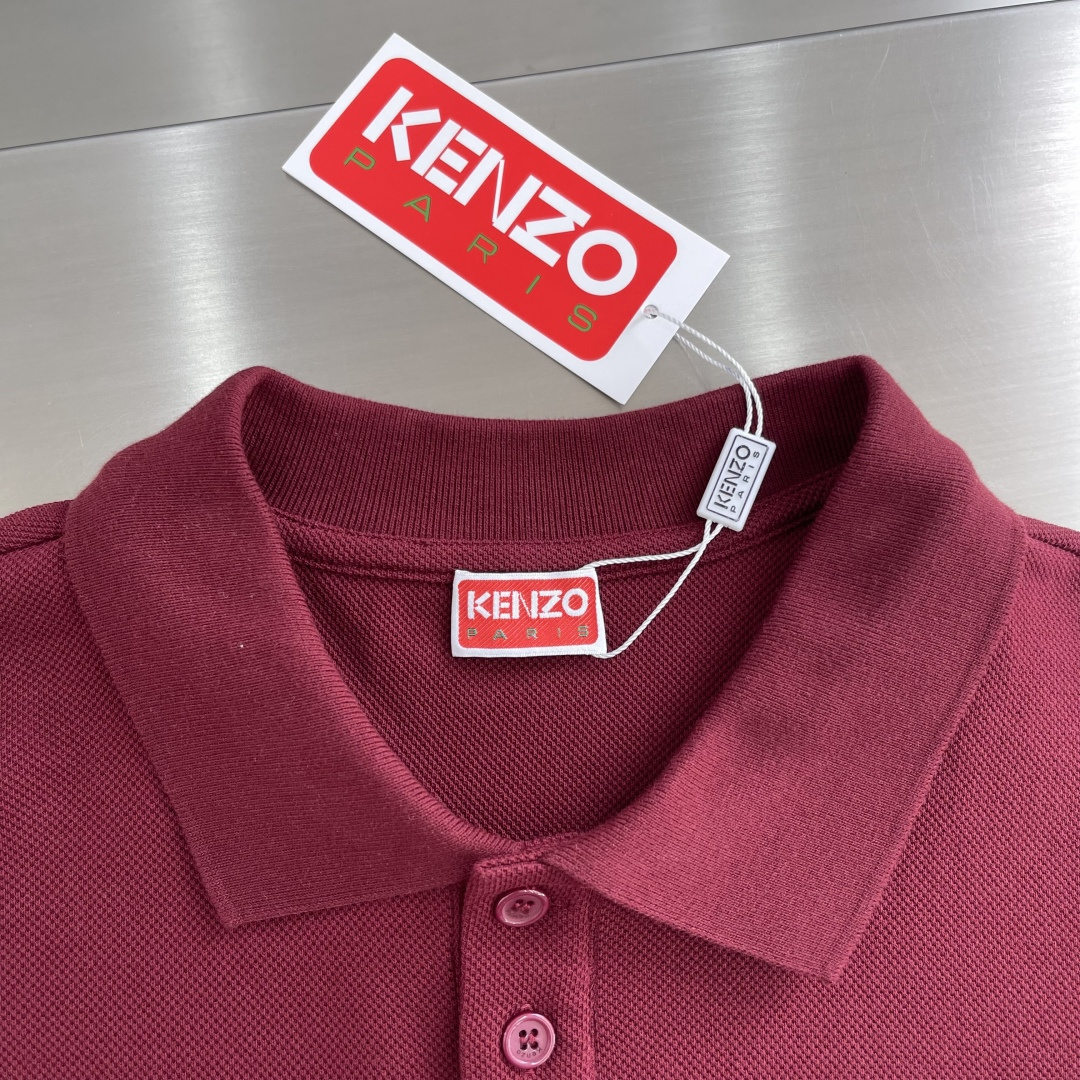 

-Kenz   2025春夏新款男士标识短袖Polo衫
延续经典商务休闲翻领POLO恤.该款Polo