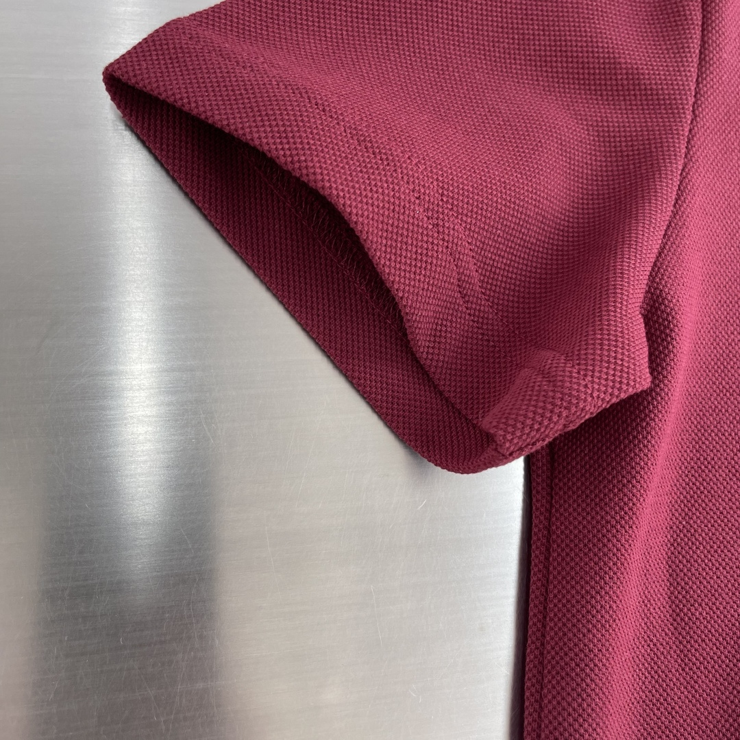 

-Kenz   2025春夏新款男士标识短袖Polo衫
延续经典商务休闲翻领POLO恤.该款Polo