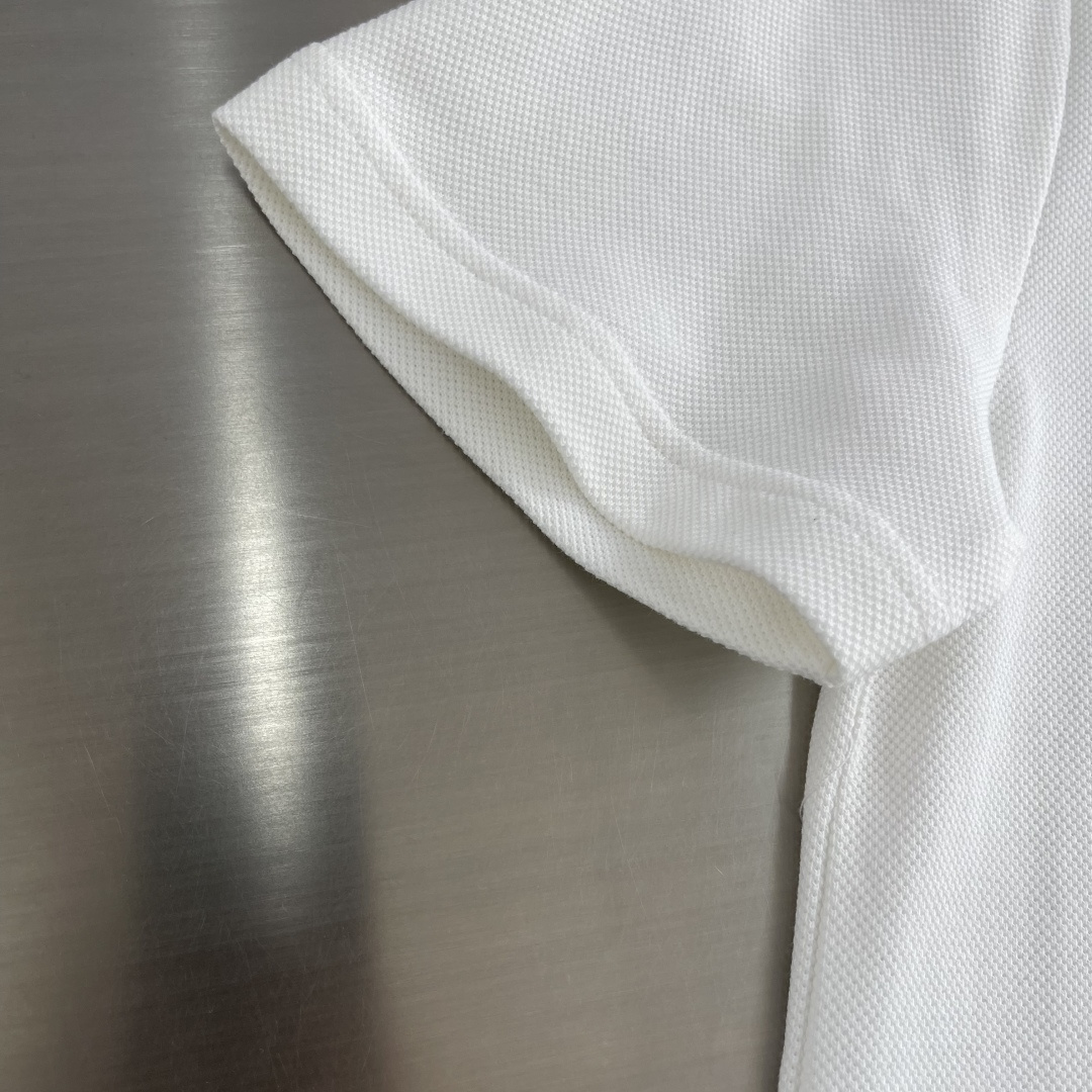 

-Kenz   2025春夏新款男士标识短袖Polo衫
延续经典商务休闲翻领POLO恤.该款Polo