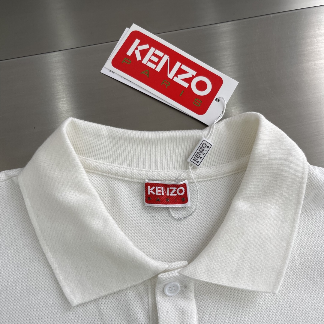 

-Kenz   2025春夏新款男士标识短袖Polo衫
延续经典商务休闲翻领POLO恤.该款Polo