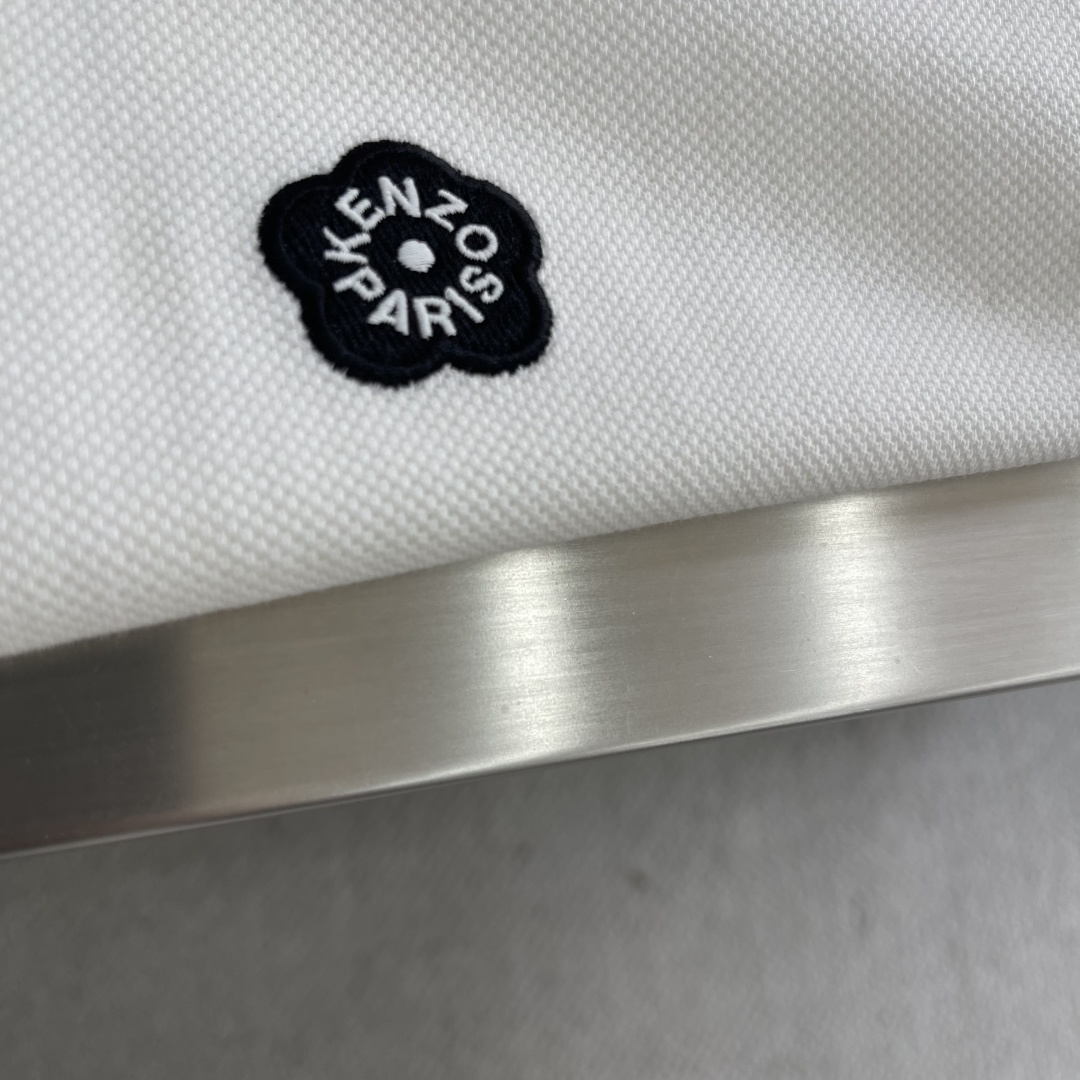 

-Kenz   2025春夏新款男士标识短袖Polo衫
延续经典商务休闲翻领POLO恤.该款Polo