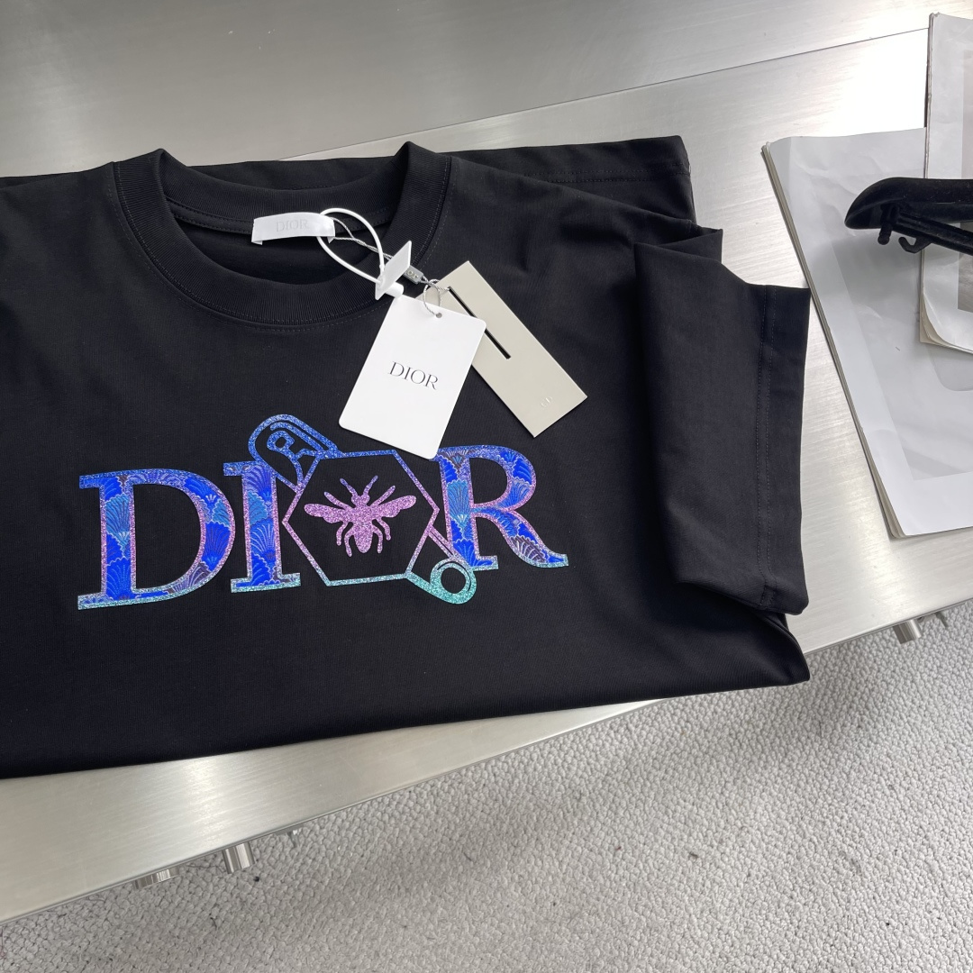 

-Dio  2025春夏季新款字母logo印花图案棉质面料短袖
无论是单穿还是作为内搭，都能轻松驾驭