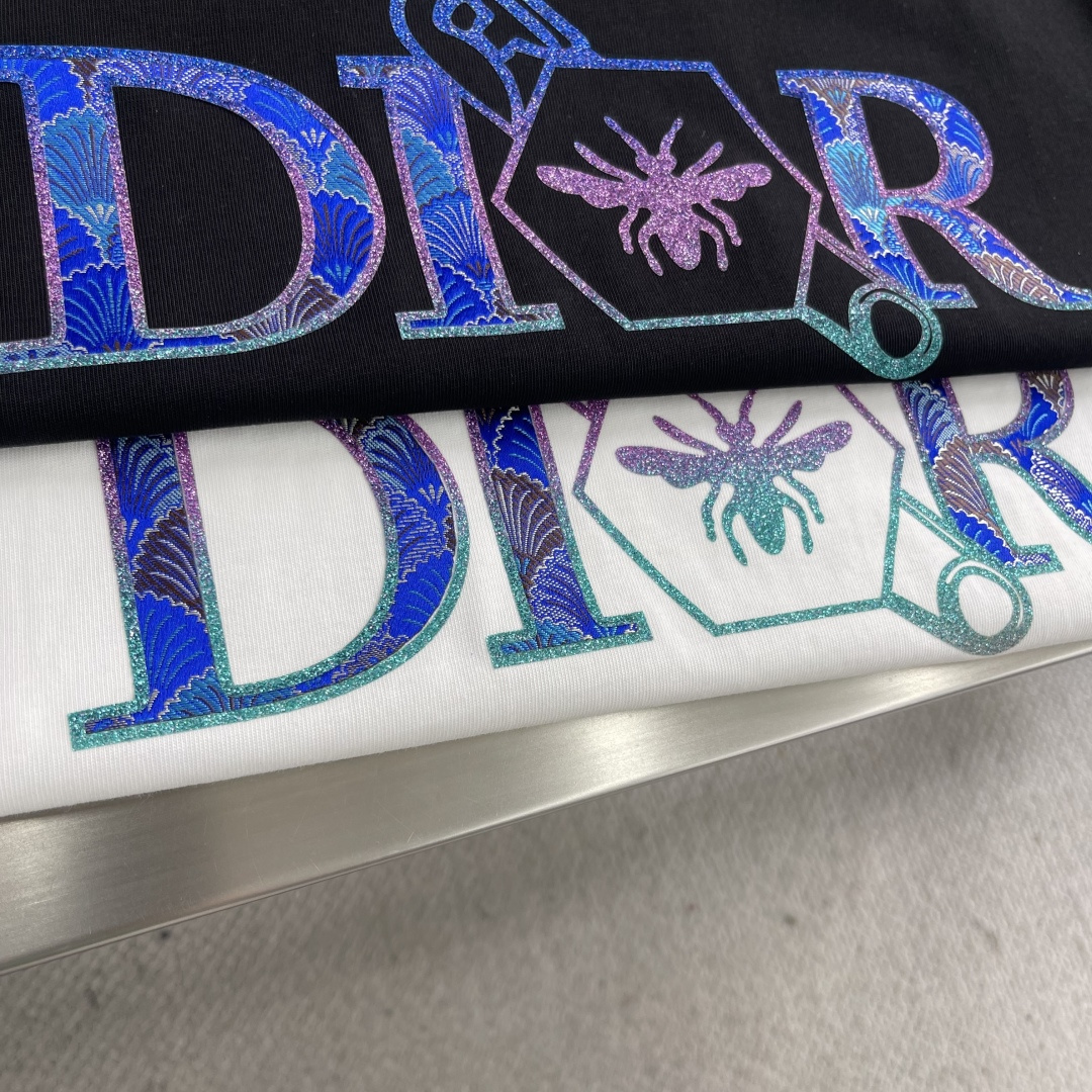 

-Dio  2025春夏季新款字母logo印花图案棉质面料短袖
无论是单穿还是作为内搭，都能轻松驾驭