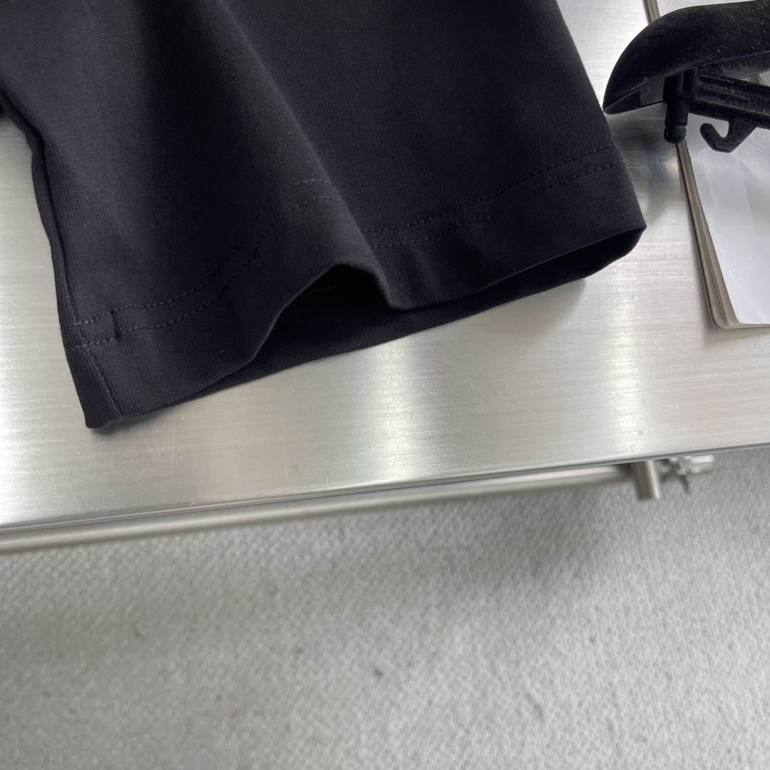 

-Dio  2025春夏季新款字母logo印花图案棉质面料短袖
无论是单穿还是作为内搭，都能轻松驾驭