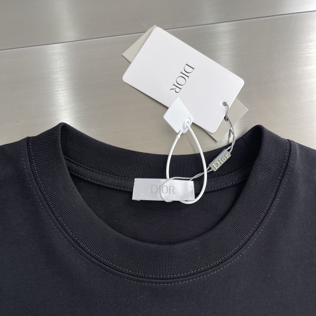 

-Dio  2025春夏季新款字母logo印花图案棉质面料短袖
无论是单穿还是作为内搭，都能轻松驾驭