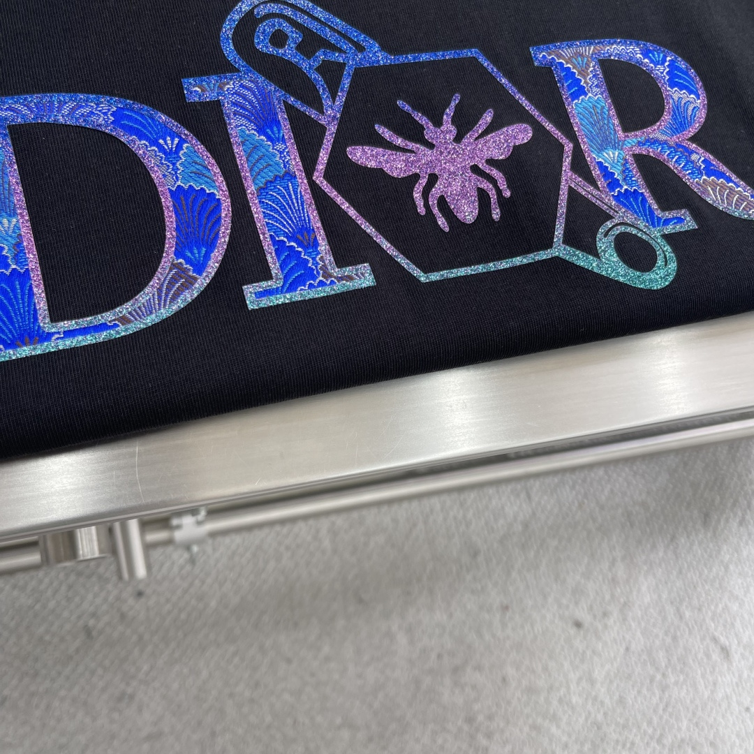 

-Dio  2025春夏季新款字母logo印花图案棉质面料短袖
无论是单穿还是作为内搭，都能轻松驾驭