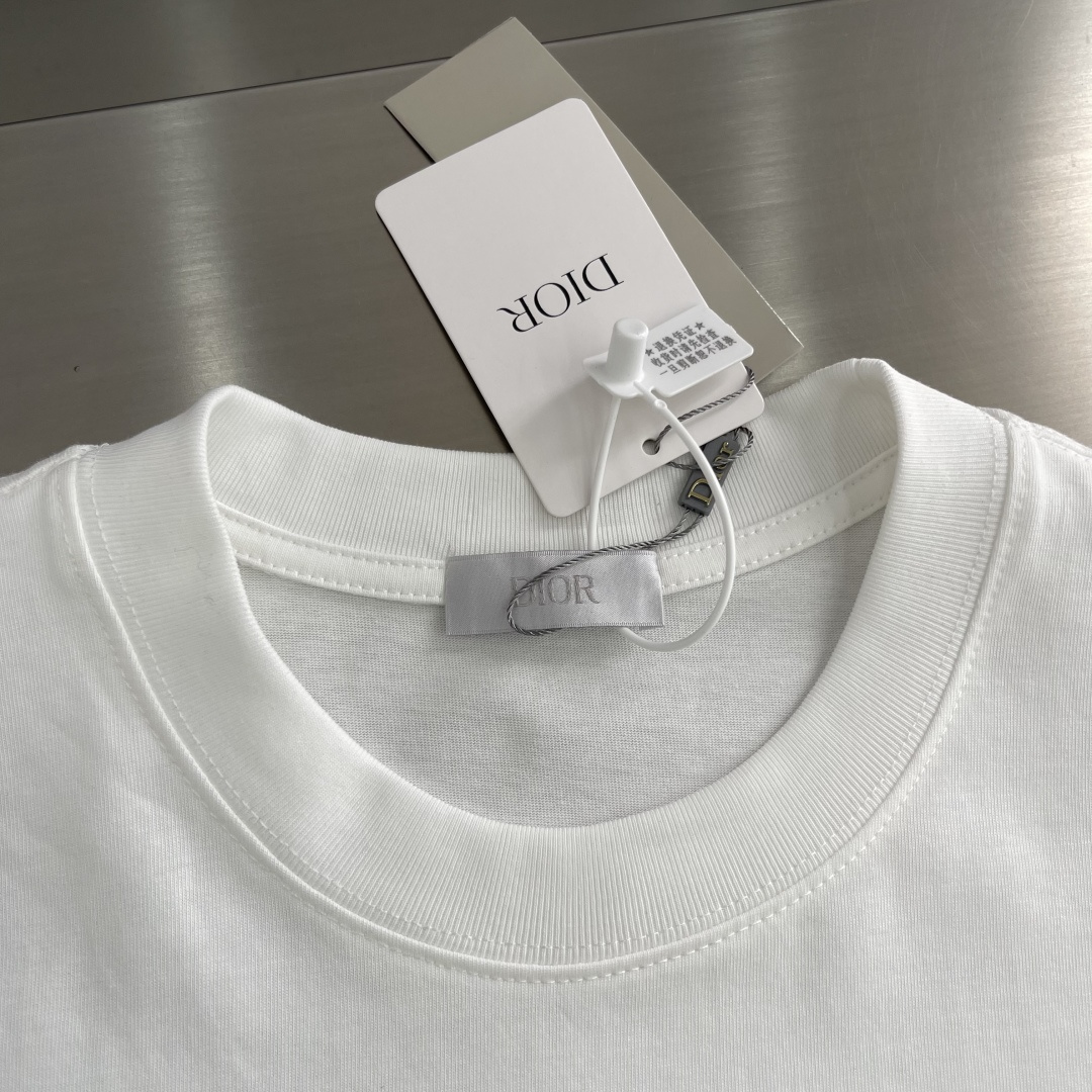 

-Dio  2025春夏季新款字母logo印花图案棉质面料短袖
无论是单穿还是作为内搭，都能轻松驾驭