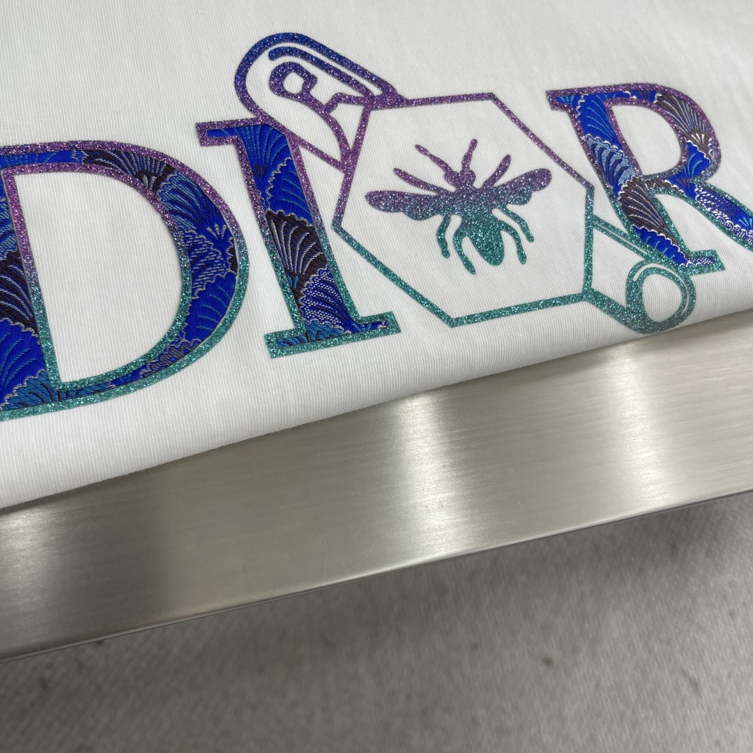 

-Dio  2025春夏季新款字母logo印花图案棉质面料短袖
无论是单穿还是作为内搭，都能轻松驾驭