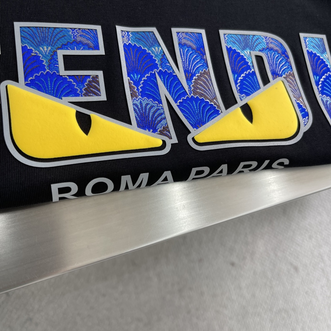 

-FEND   2025春夏季新款休闲圆领T

字母logo发泡印花
男女同款
码数：XS S M 