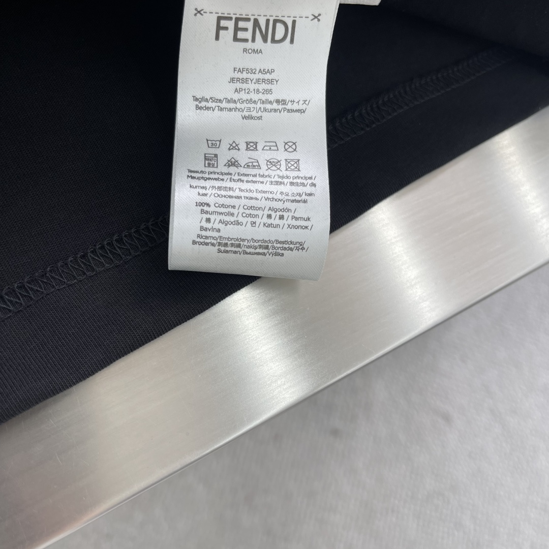 

-FEND   2025春夏季新款休闲圆领T

字母logo发泡印花
男女同款
码数：XS S M 