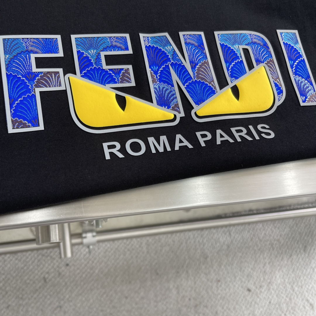 

-FEND   2025春夏季新款休闲圆领T

字母logo发泡印花
男女同款
码数：XS S M 