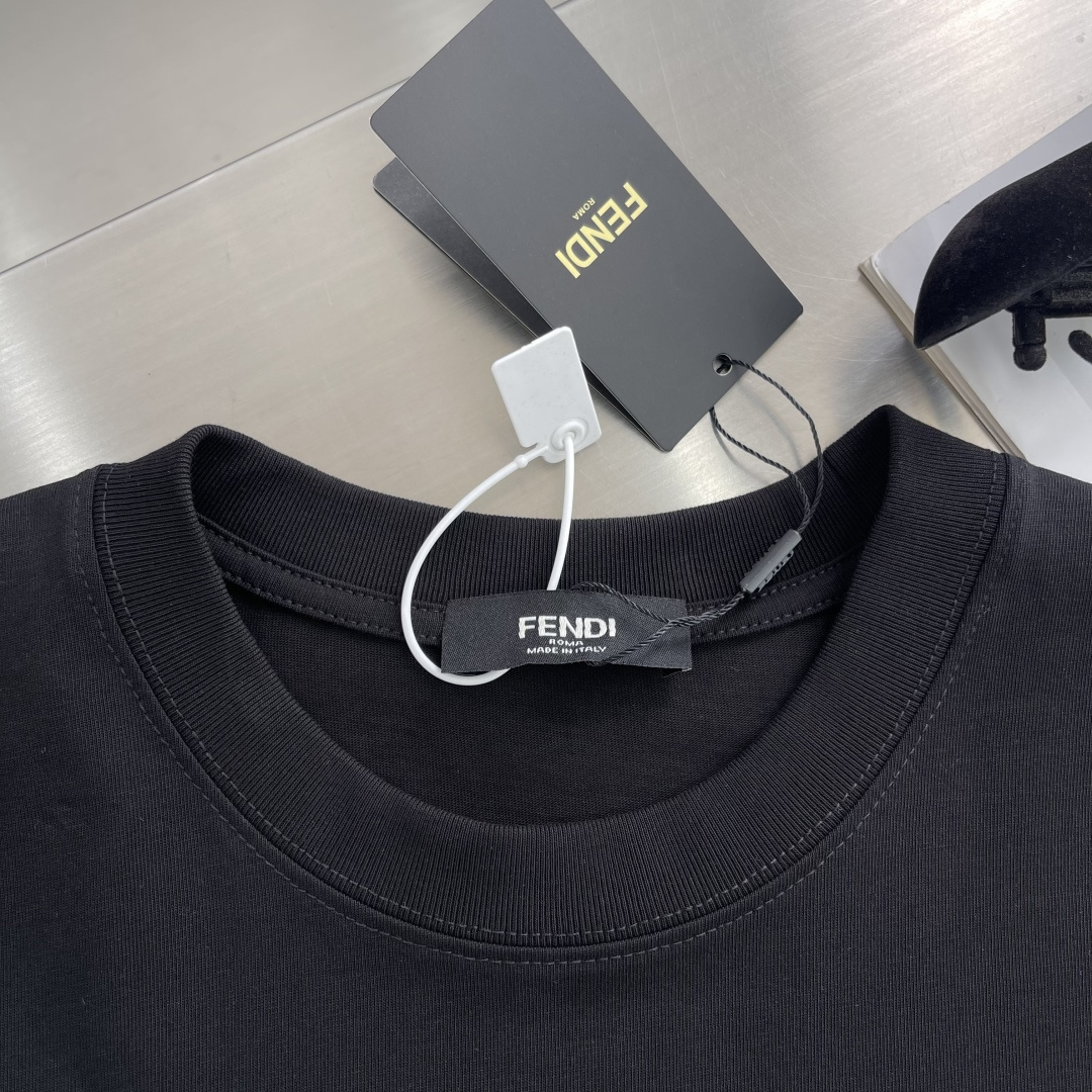 

-FEND   2025春夏季新款休闲圆领T

字母logo发泡印花
男女同款
码数：XS S M 