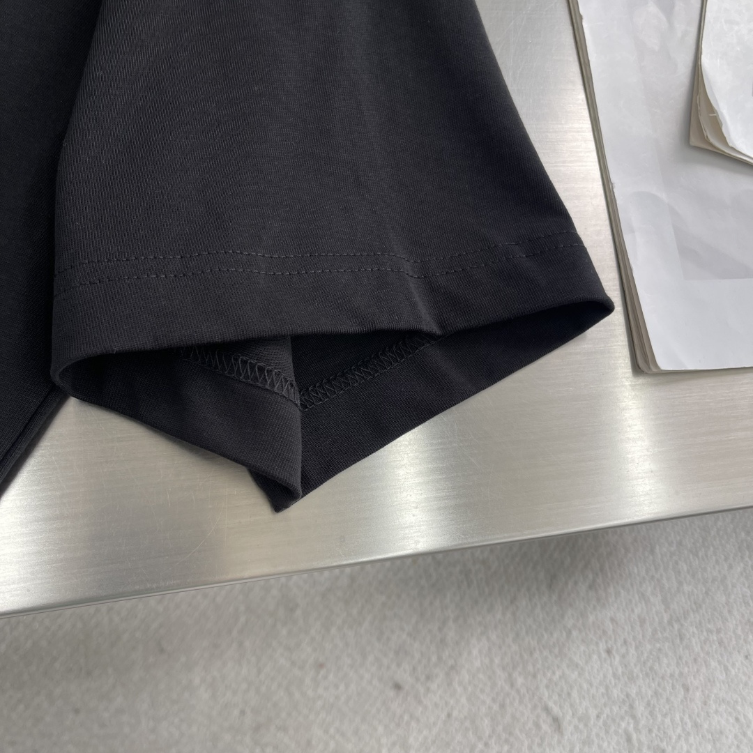 

-FEND   2025春夏季新款休闲圆领T

字母logo发泡印花
男女同款
码数：XS S M 