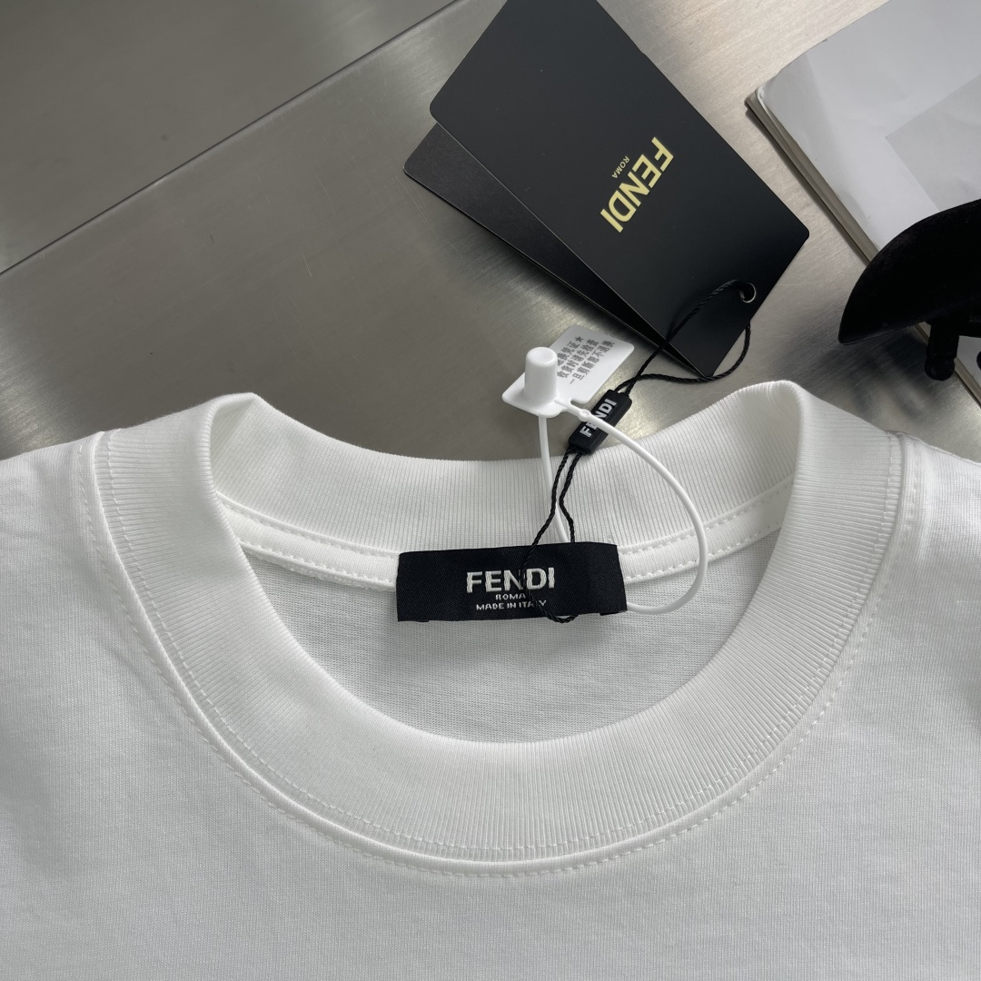 

-FEND   2025春夏季新款休闲圆领T

字母logo发泡印花
男女同款
码数：XS S M 