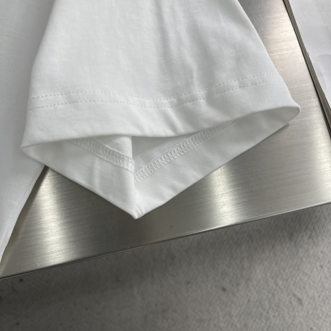 

-FEND   2025春夏季新款休闲圆领T

字母logo发泡印花
男女同款
码数：XS S M 