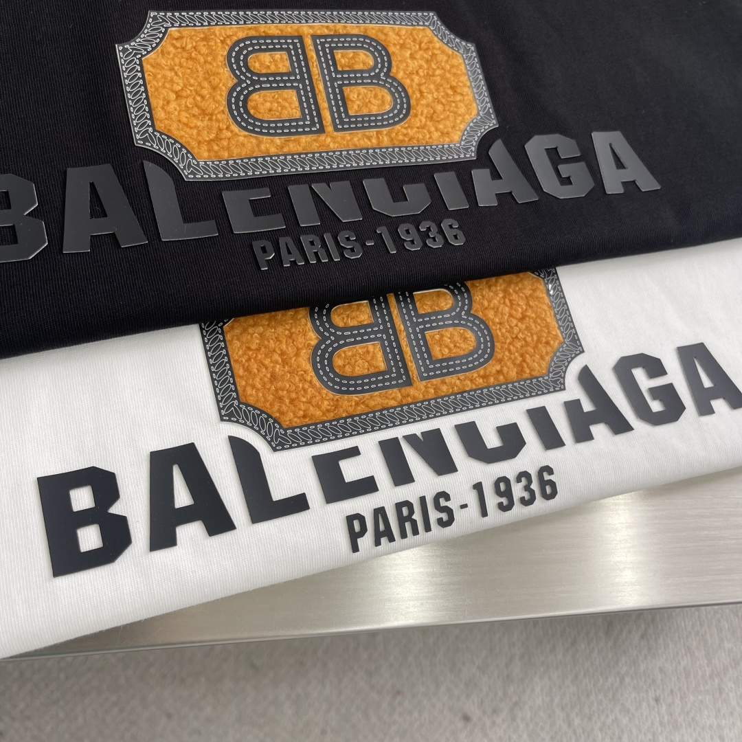

-Balenciag  2025春夏季新款字母logo硅胶发泡印花图案棉质面料短袖
非常简约大气的一
