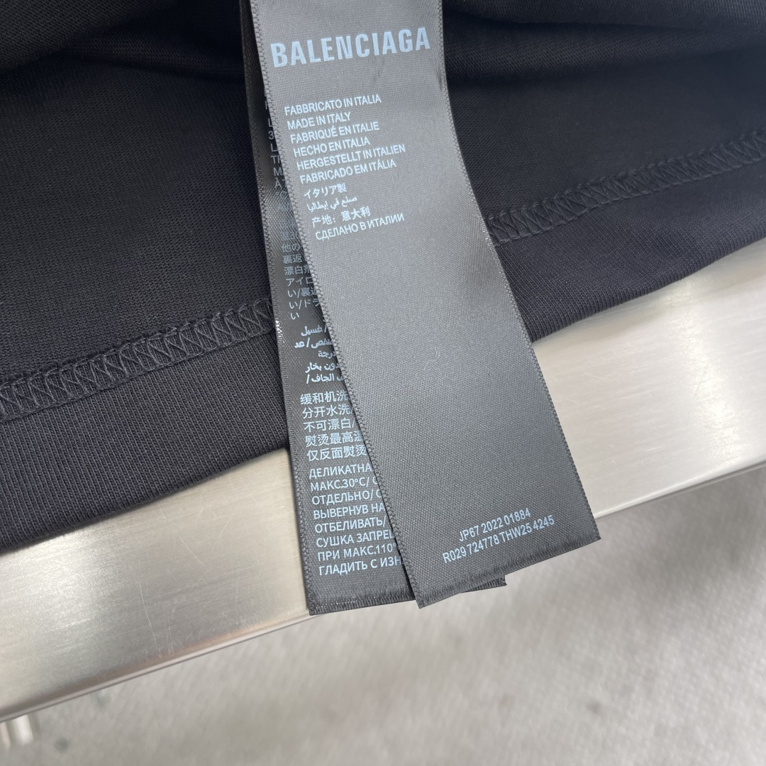 

-Balenciag  2025春夏季新款字母logo硅胶发泡印花图案棉质面料短袖
非常简约大气的一