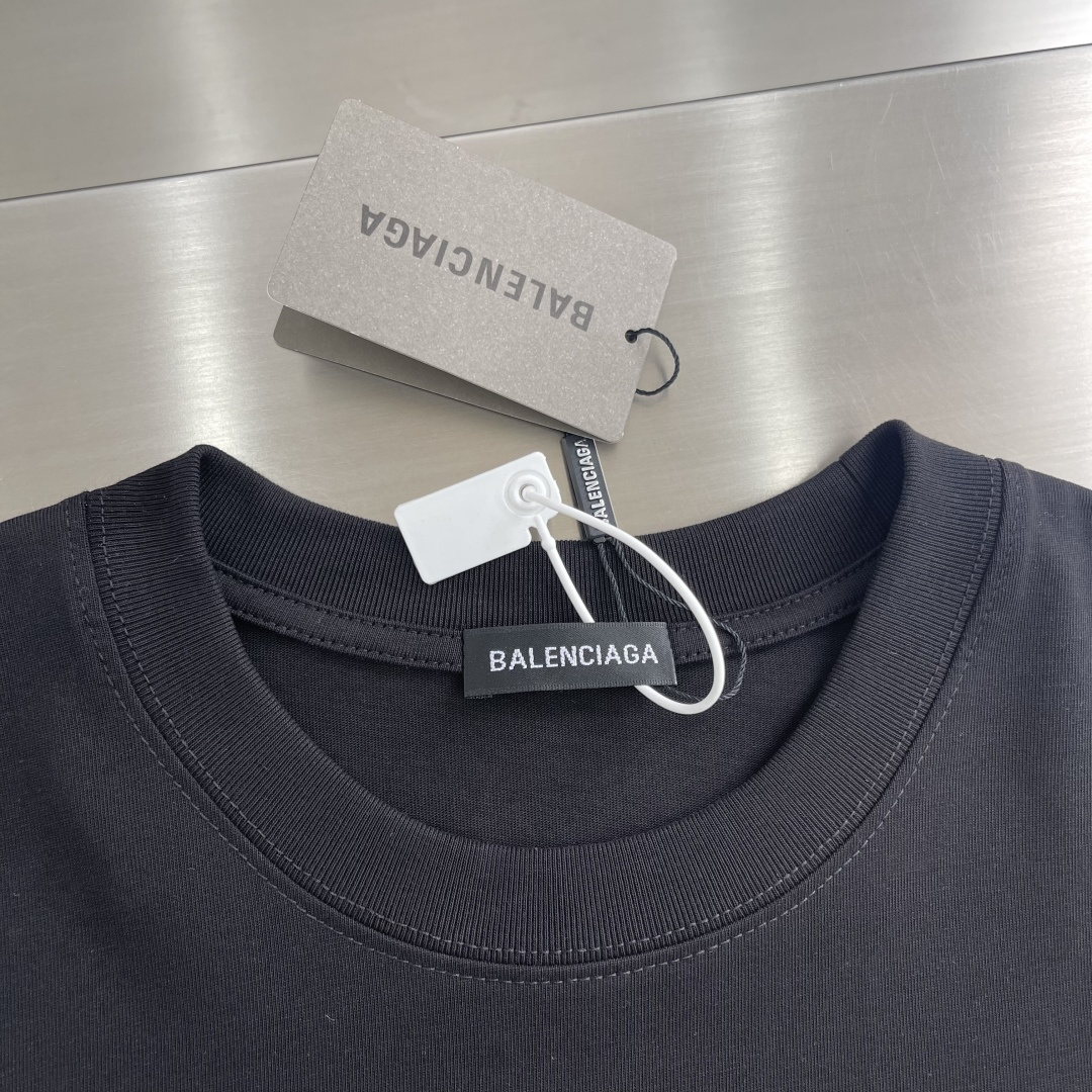 

-Balenciag  2025春夏季新款字母logo硅胶发泡印花图案棉质面料短袖
非常简约大气的一