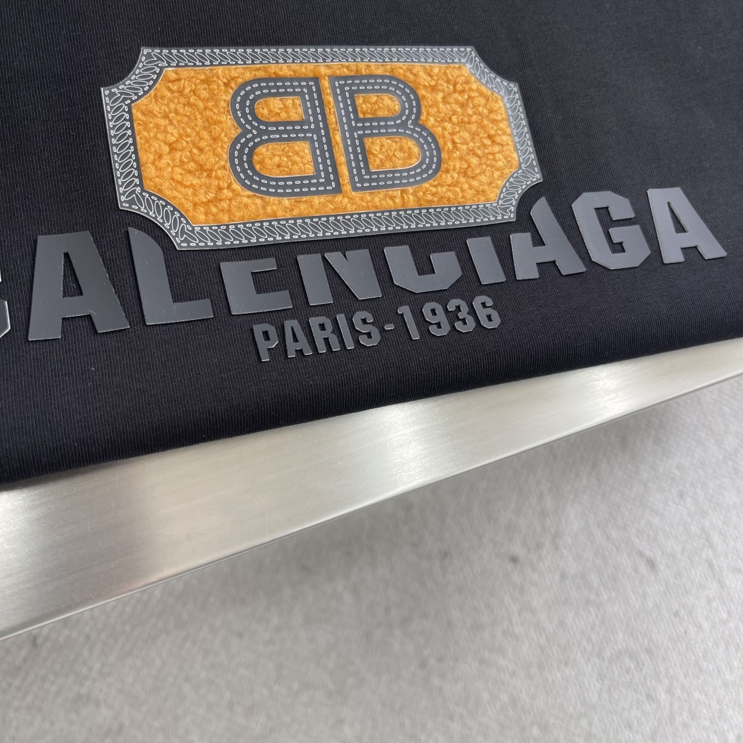 

-Balenciag  2025春夏季新款字母logo硅胶发泡印花图案棉质面料短袖
非常简约大气的一