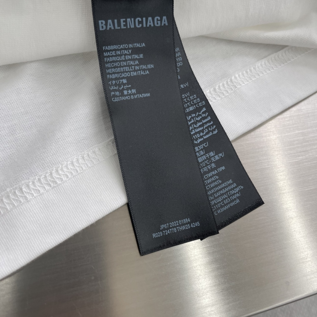 

-Balenciag  2025春夏季新款字母logo硅胶发泡印花图案棉质面料短袖
非常简约大气的一