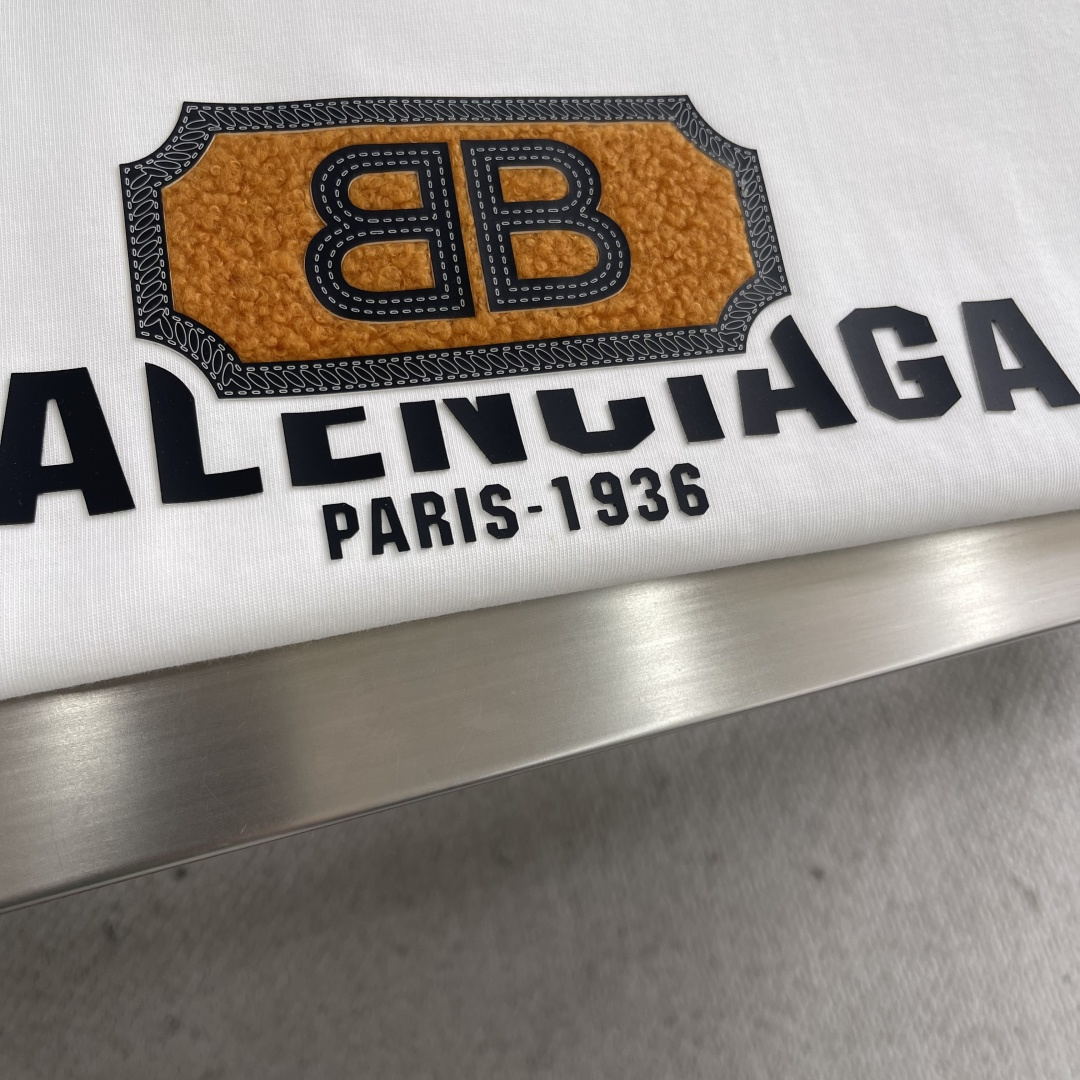 

-Balenciag  2025春夏季新款字母logo硅胶发泡印花图案棉质面料短袖
非常简约大气的一